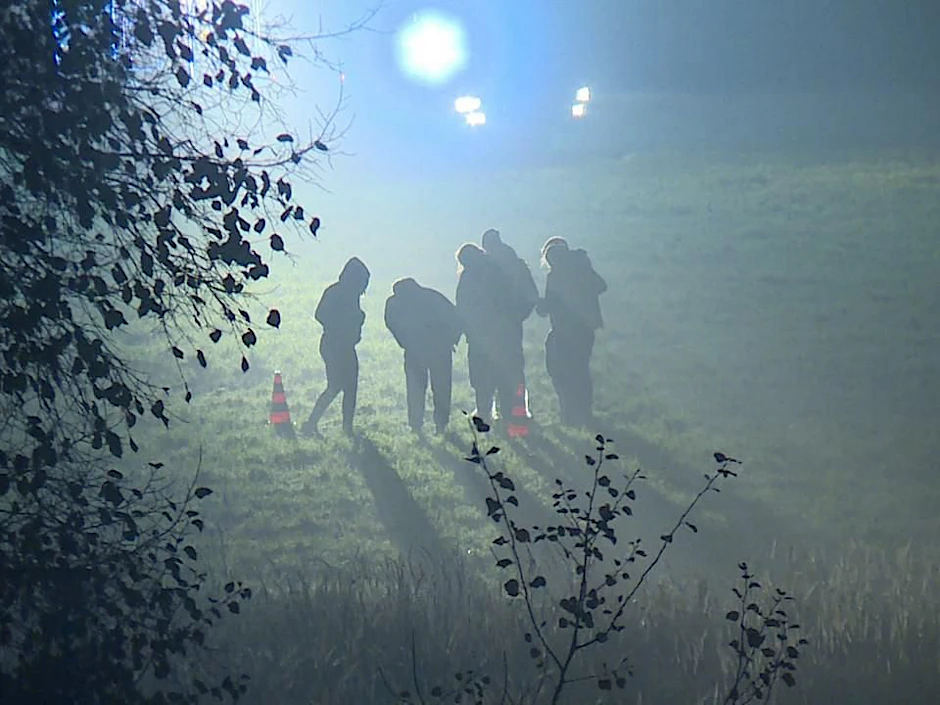 Mordermittler und Kriminaltechniker stehen im November auf einem Feld an der Schönerlinder Straße, wo Knochenteile des ermordeten Stefan T. gefunden wurden.&nbsp;&nbsp;