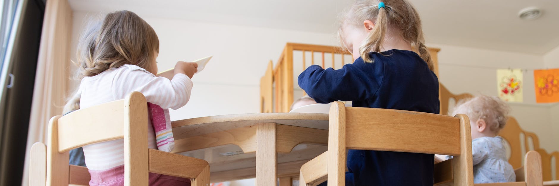 Einige Studien ergaben, dass Kinder bis 10 Jahre das Virus weniger stark verbreiten als Jugendliche und Erwachsene.