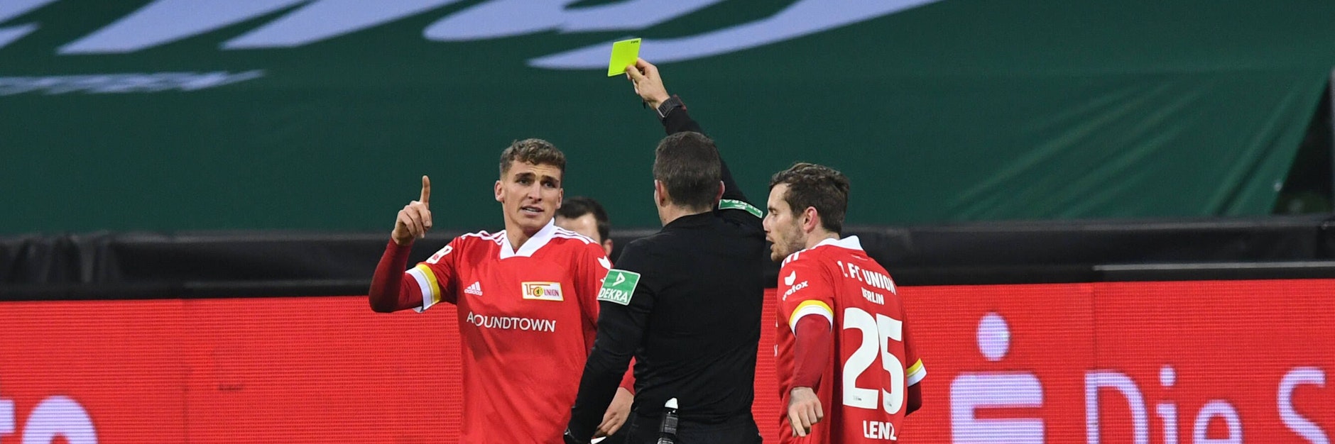 Vergebliche Liebesmüh: Schiedsrichter&nbsp;Tobias Stieler (Mitte) lässt sich von Grischa Prömel (l.) nicht umstimmen, zeigt den Gelben Karton. Auch der zur Unterstützung herbeieilende Christopher Lenz kann den Unparteiischen nicht milde stimmen.&nbsp;