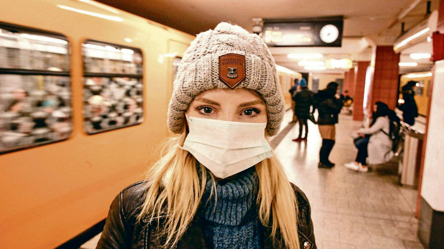 Eine Frau mit Maske in der Berliner U-Bahn: Schutzmaßnahmen gegen Corona wirken auch gegen die Grippe.