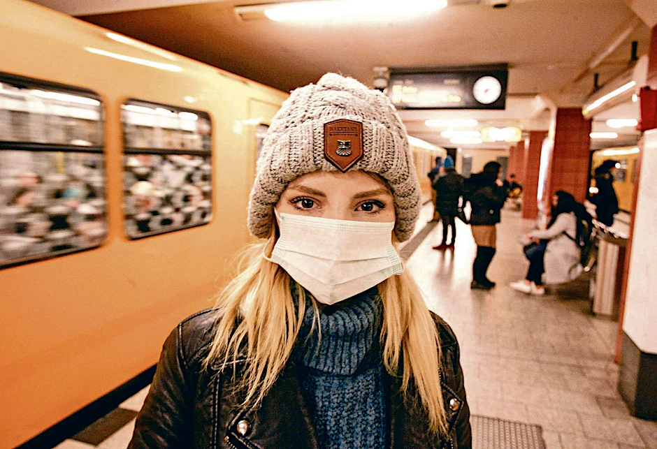 Eine Frau mit Maske in der Berliner U-Bahn: Schutzmaßnahmen gegen Corona wirken auch gegen die Grippe.