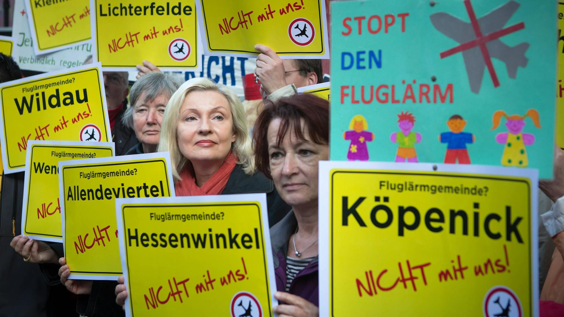 Fluglärm, nein danke! Eine Szene von der 100. Montagdemo in Friedrichshagen.