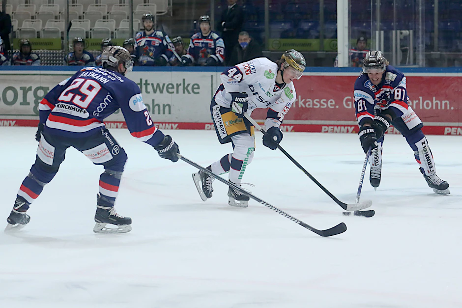 Lukas Reichel wird nicht mehr lange für die Eisbären auf Torejagd gehen.