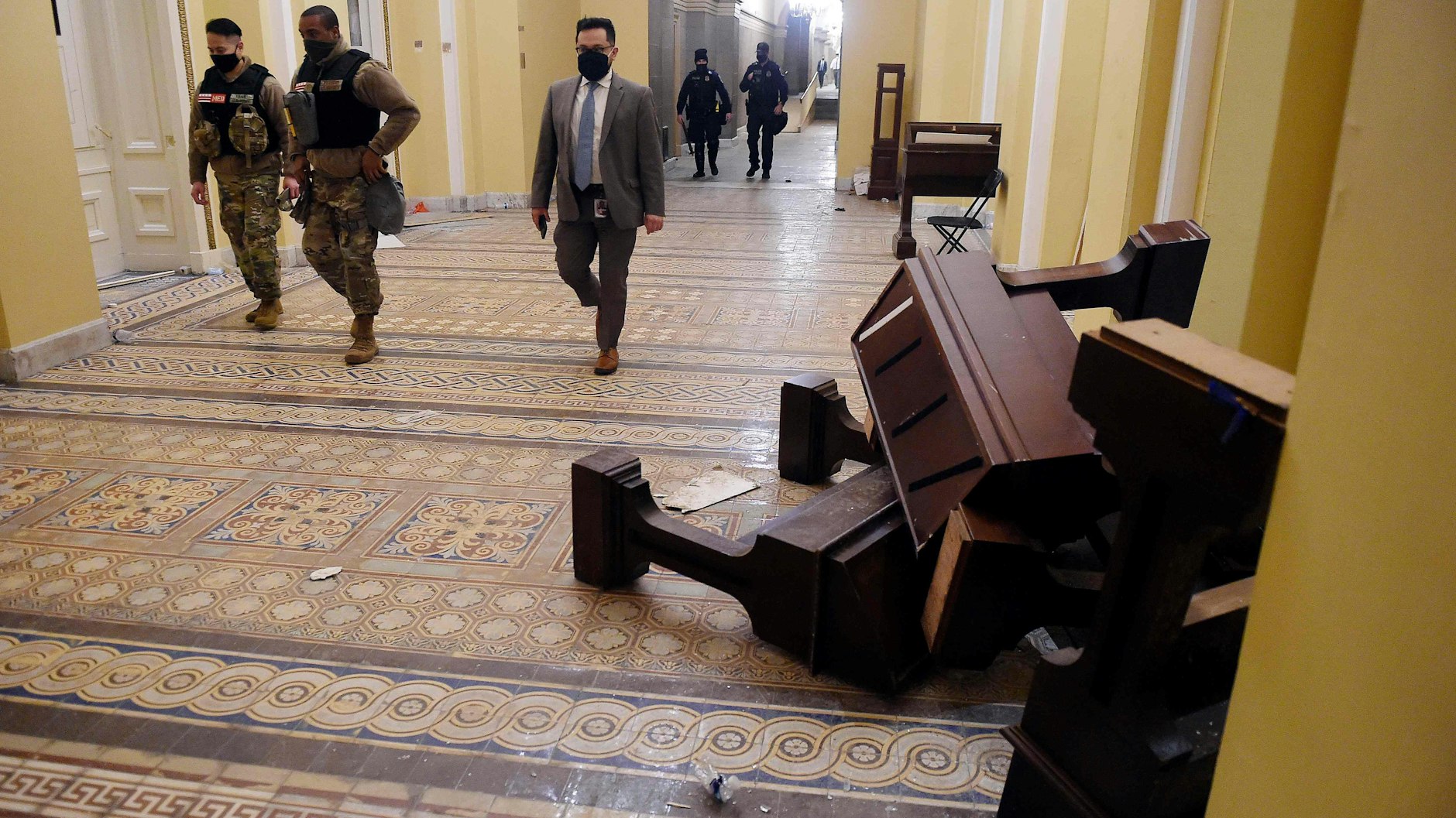 Nach dem Ansturm Hunderter Unterstützer von US-Präsident Donald Trump auf das Kapitol in Washington sind am Mittwoch  Menschen in das Parlamentsgebäude eingedrungen und haben es verwüstet.