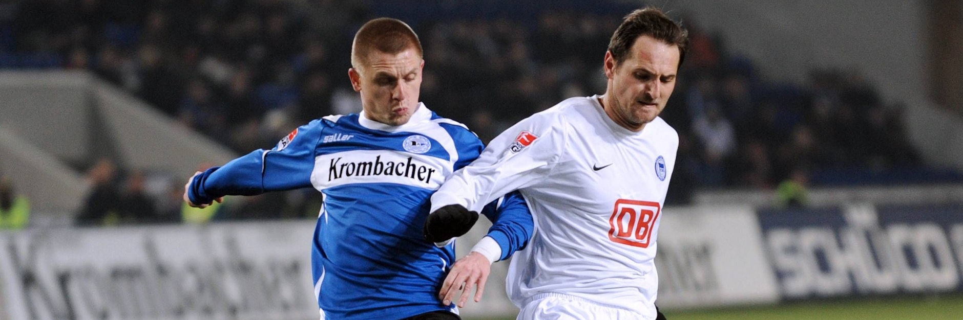 Vor fast genau zwölf Jahren duellierten sich Bielefeld und Hertha das letzte Mal. Ausgerechnet Ex-Herthaner Artur Wichniarek (l.) ließ mit seinem Treffer zum 1:1 die Meisterträume von Josip Simunic und Co. platzen. 