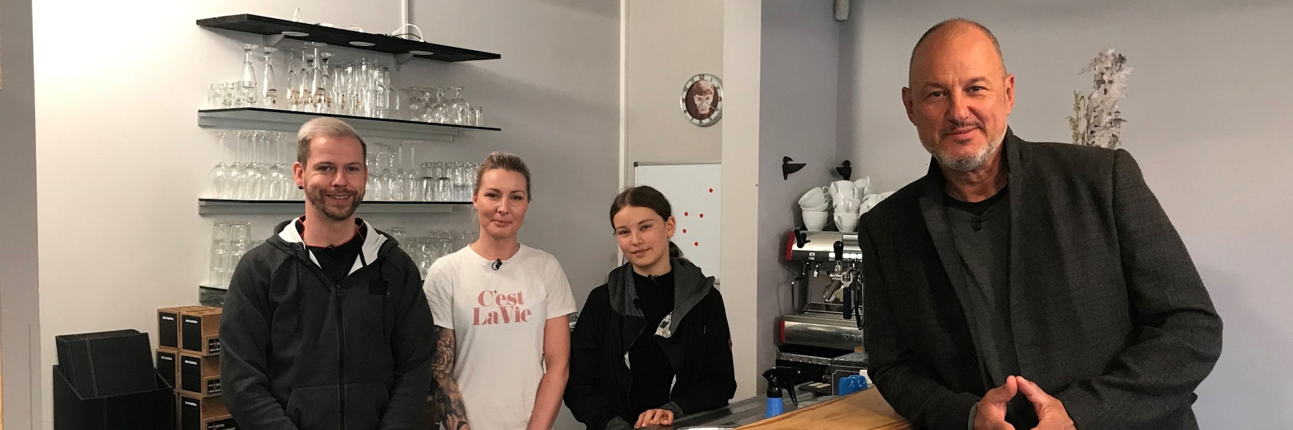 Sternekoch Frank Rosin mit der „Waffelwunder“-Familie: Betreiberin Geli (Mitte) mit Ehemann Dominique und Tochter Lena.