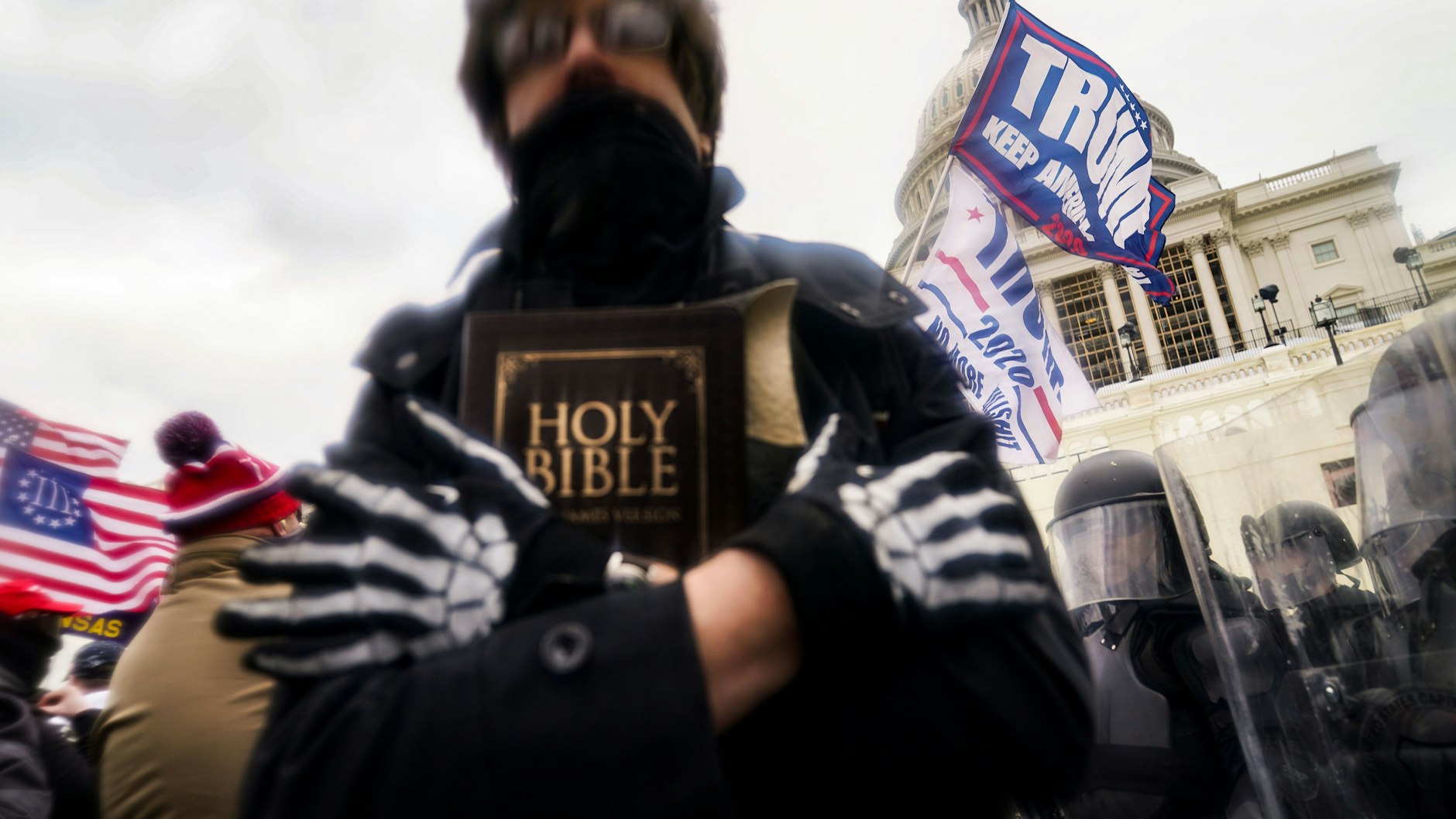 Ein Trump-Fan in grotesker Verkleidung hält während der Tumulte eine Bibel in den Händen.