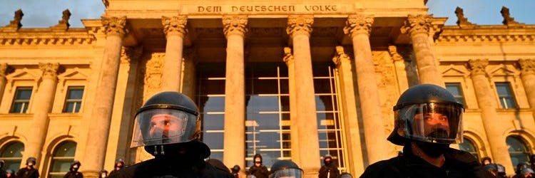 Polizisten sichern das Reichstagsgebäude in Berlin. Sie waren zuvor von Demonstranten überrascht worden, die die Treppe gestürmt hatten.