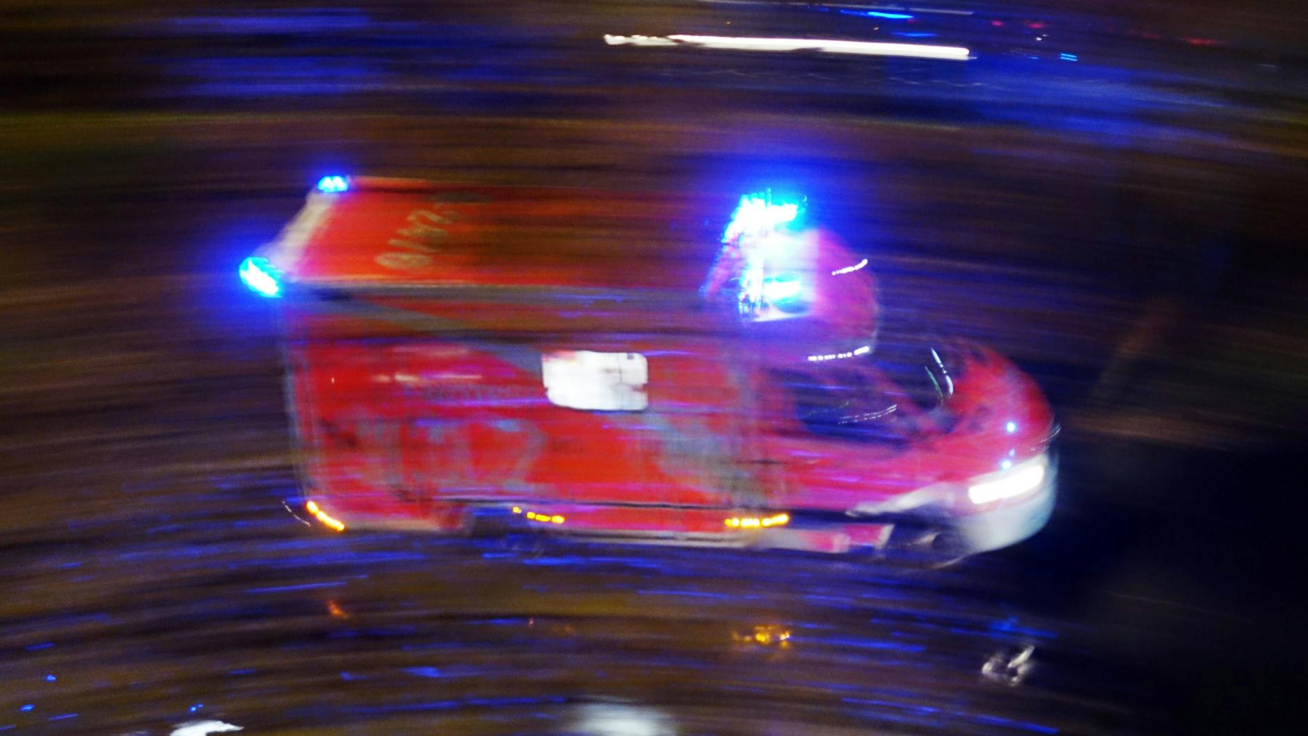 Die Frau wurde per Rettungswagen in ein Krankenhaus gebracht (Symbolbild).