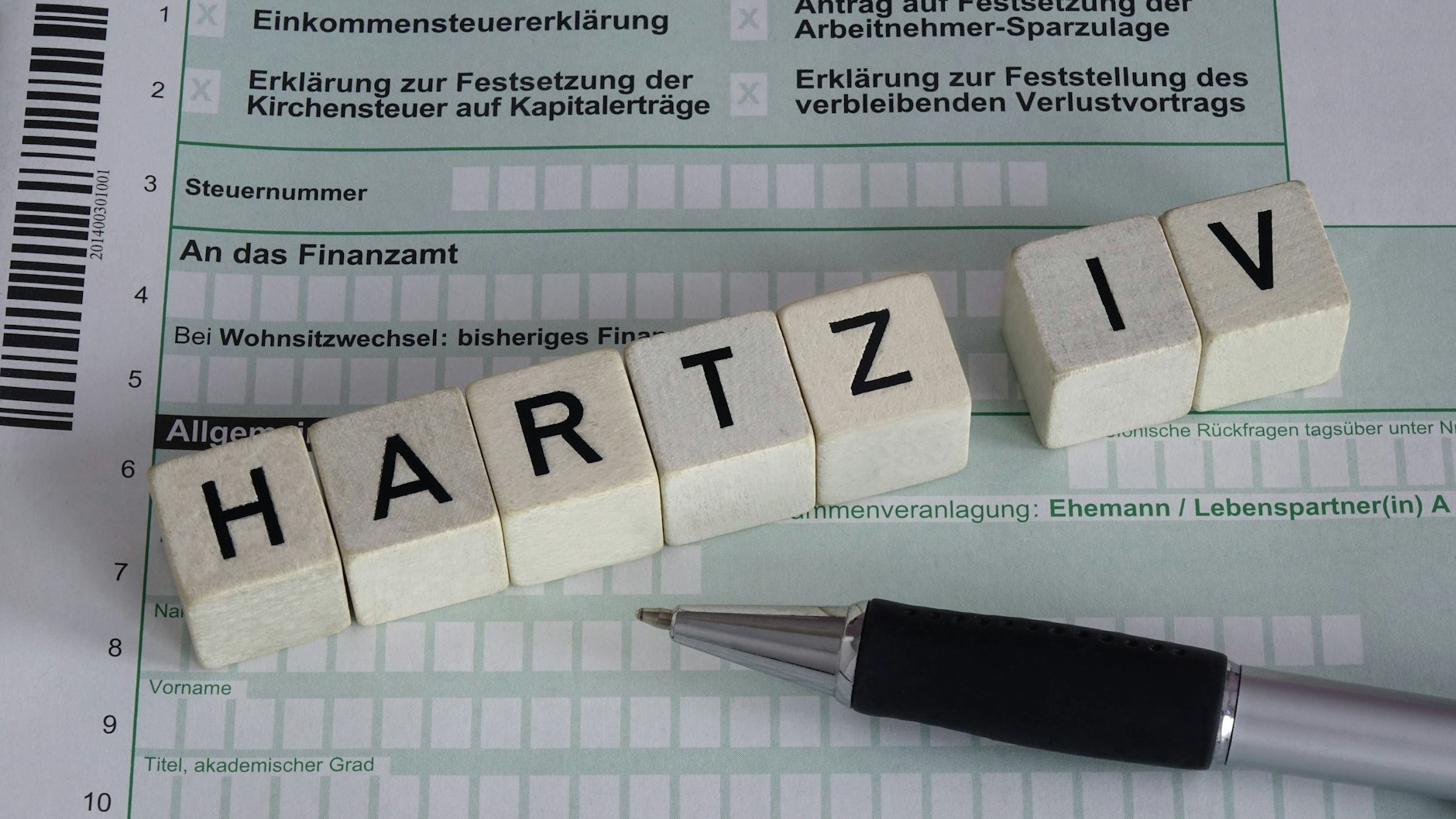 Hartz IV wurde 2005 unter Bundeskanzler Gerhard Schröder (SPD) eingeführt.