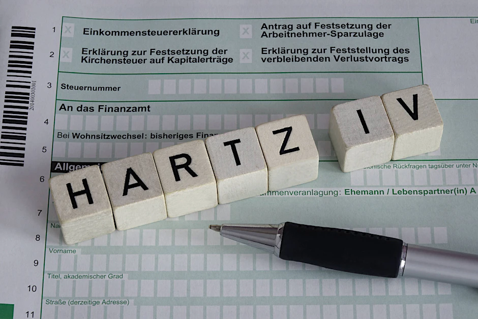 Hartz IV wurde 2005 unter Bundeskanzler Gerhard Schröder (SPD) eingeführt.