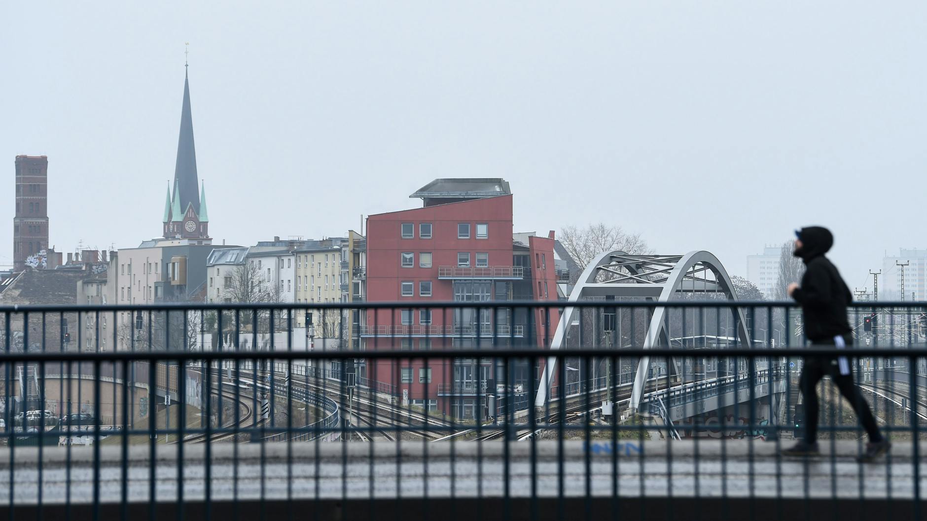 Der Berliner Senat prüft, ob auch für die Hauptstadt eine neue Regel zur Einschränkung der Bewegungsfreiheit bei sehr hohen Corona-Infektionszahlen gelten soll. 
