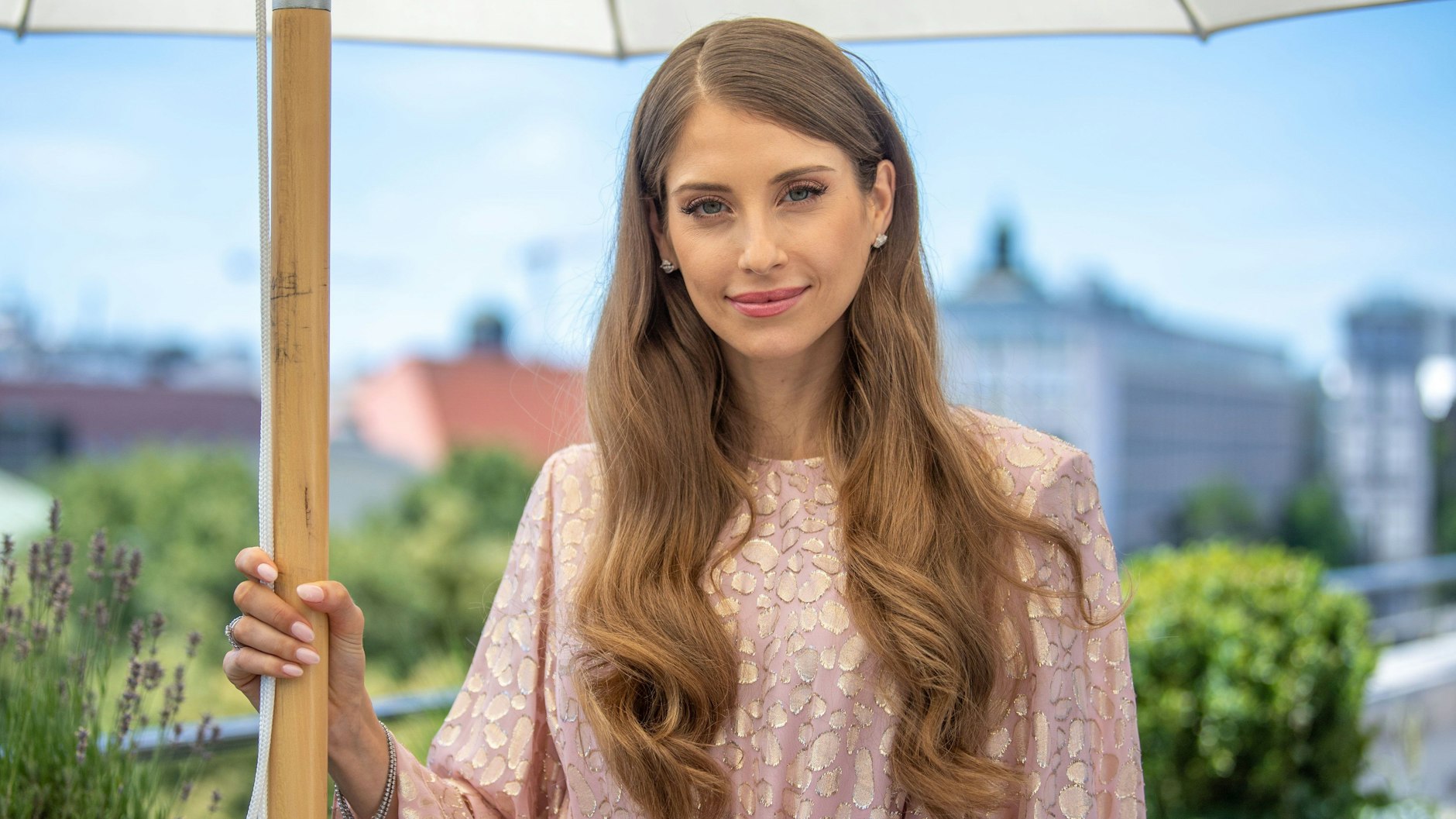 Cathy Hummels, Influencerin und Moderatorin, sorgte mit einem Trip nach Dubai für Kritik.