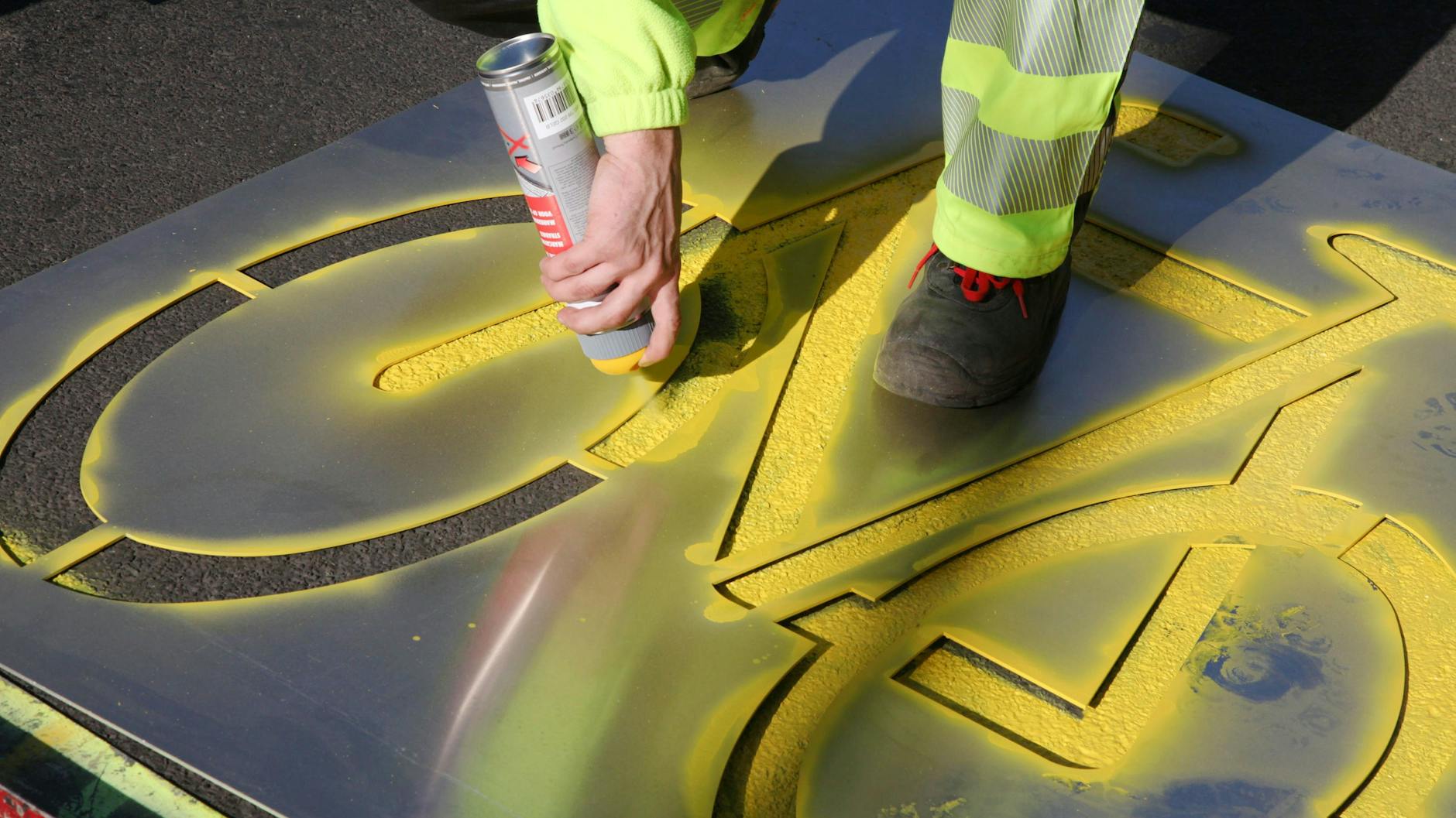 Freie Fahrt: Ein Bauarbeiter markiert im Mai 2020 auf der Frankfurter Allee in Friedrichshain einen Pop-up-Radweg. Auf der Magistrale sind nun deutlich mehr Radler unterwegs.