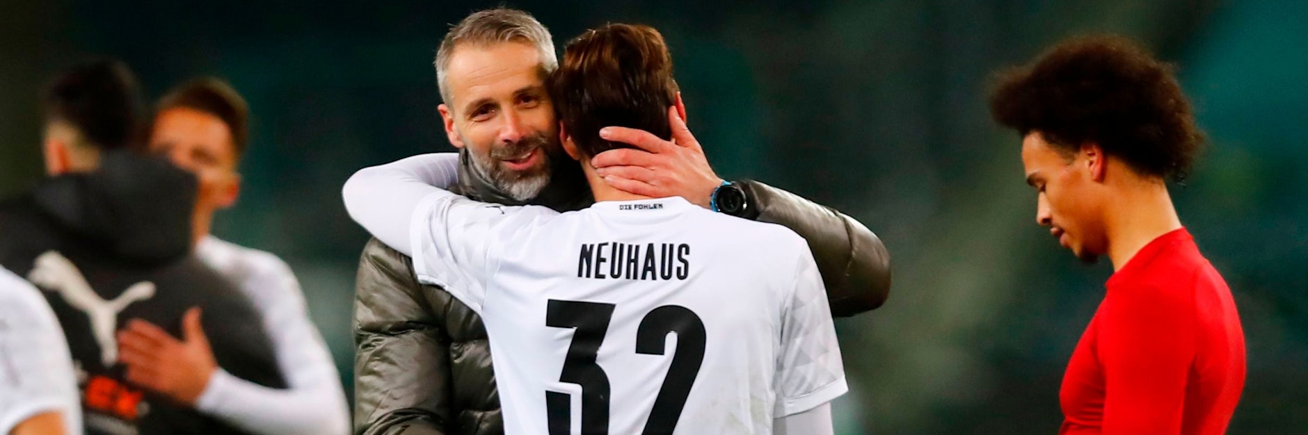 Während Gladbachs Trainer Marco Rose seinen Torschützen Florian Neuhaus liebkost, schiebt Leroy Sané Frust.