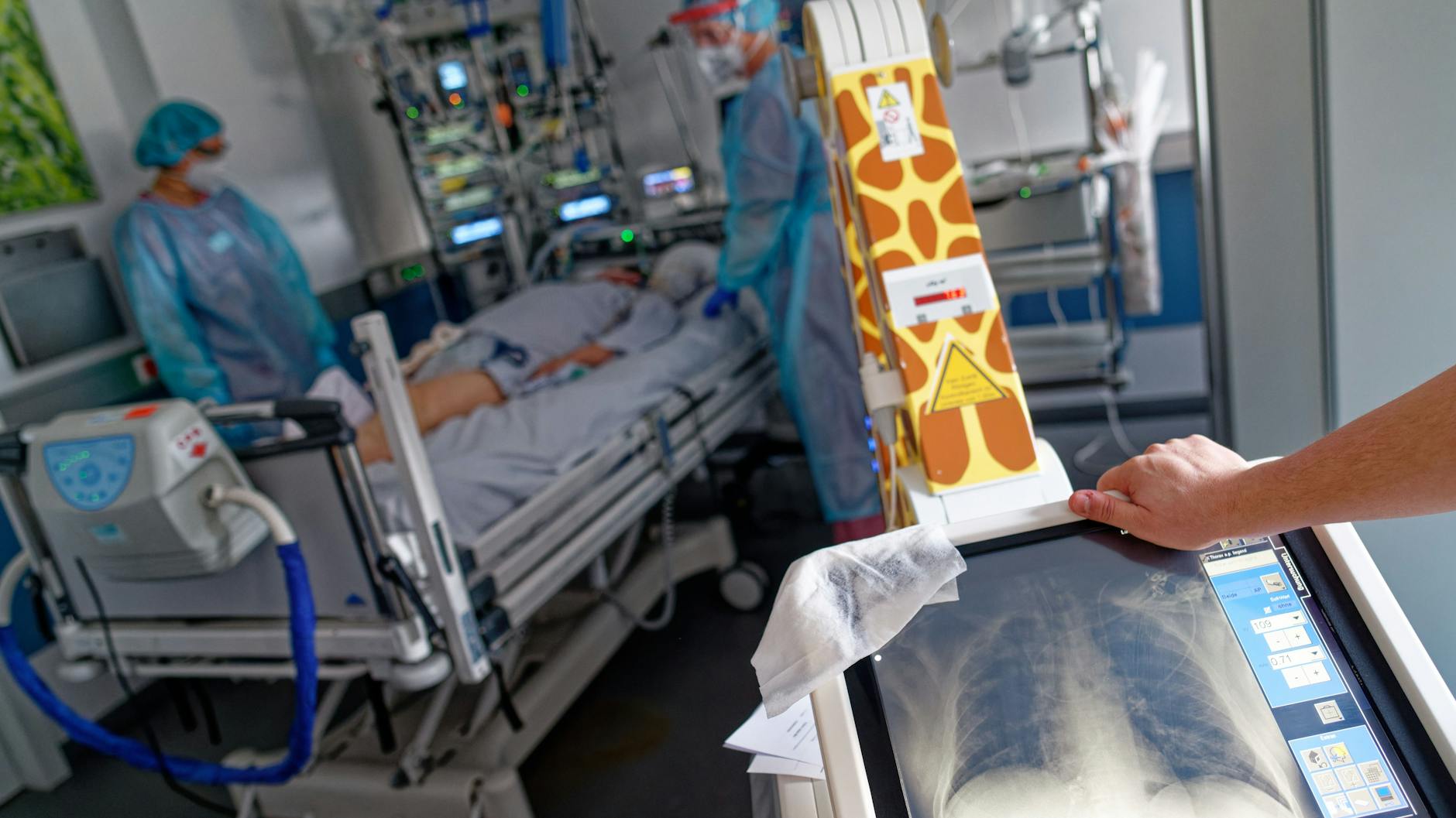 Transportables Röntgengerät mit Lungenbild in einer Corona-Intensivstation in Aachen.