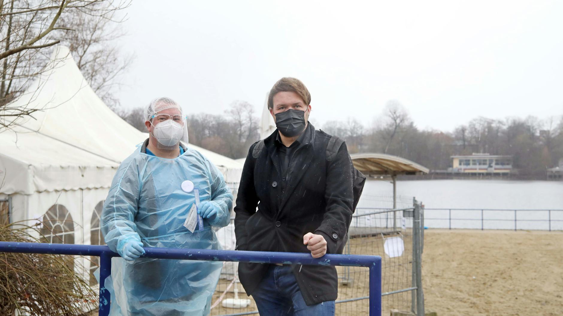 Im Strandbad Weißensee von Pächter Alexander Schüller (re.) hat Krankenpfleger Dirk Heckert sein Corona-Schnelltestzentrum eröffnet.