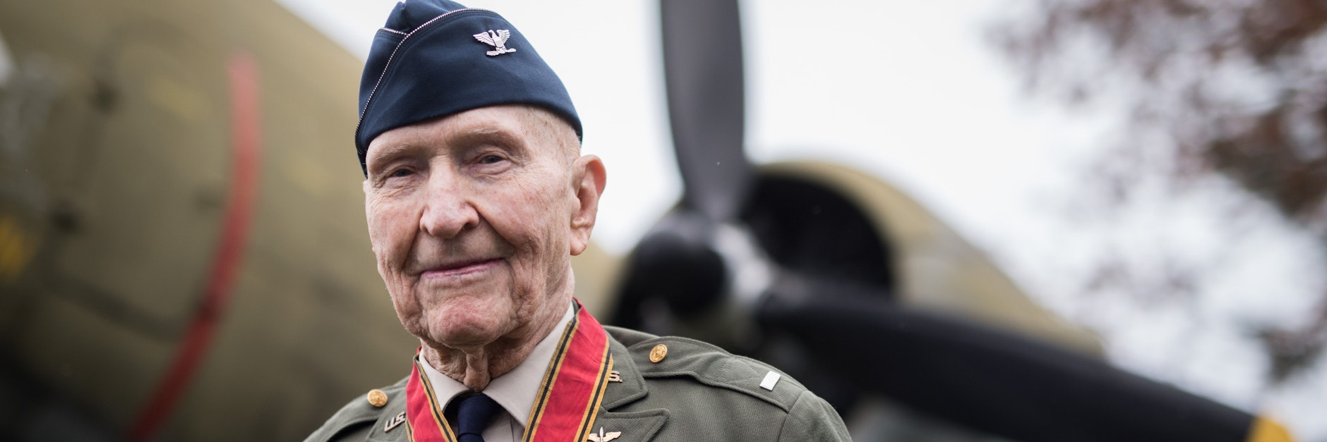 Der als „Rosinenbomber-Pilot“ bekannt gewordene Gail Halvorsen im Jahr 2016 am Luftbrücken-Denkmal am Flughafen in Frankfurt am Main.