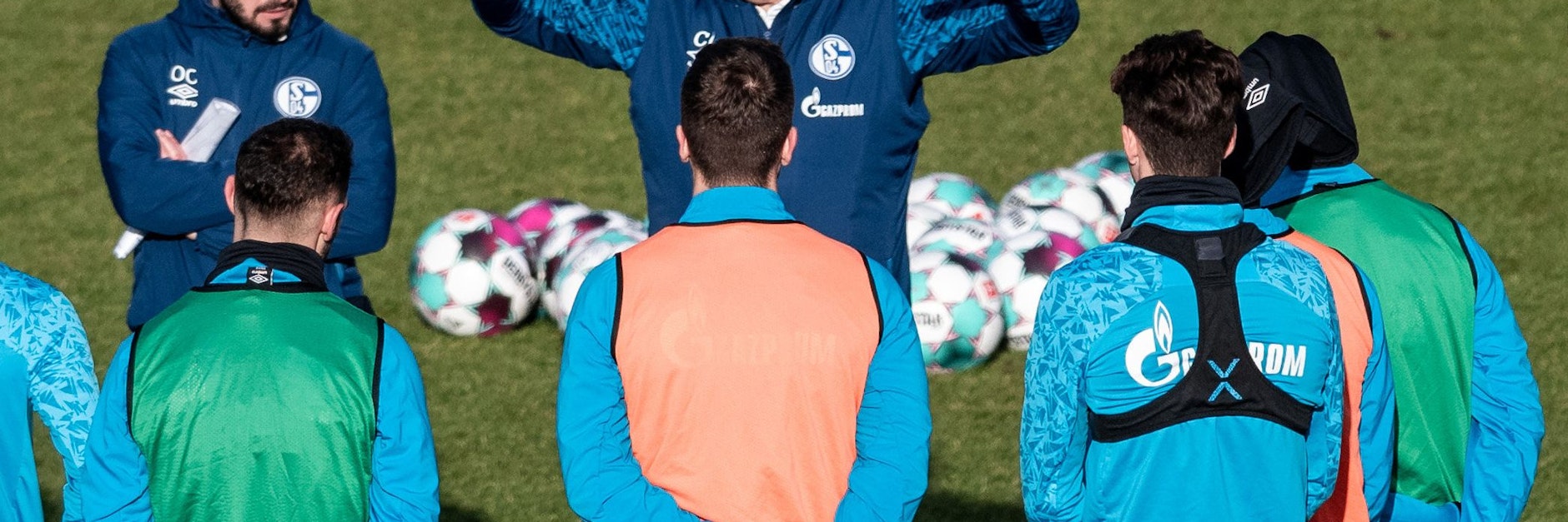 Schalkes neuer Trainer Christian Gross (M.) muss heute unbedingt dreifach punkten. Sonst stellen die Königsmauen den Negativrekord von Tasmania aus der Spielzeit 1965/66 ein.