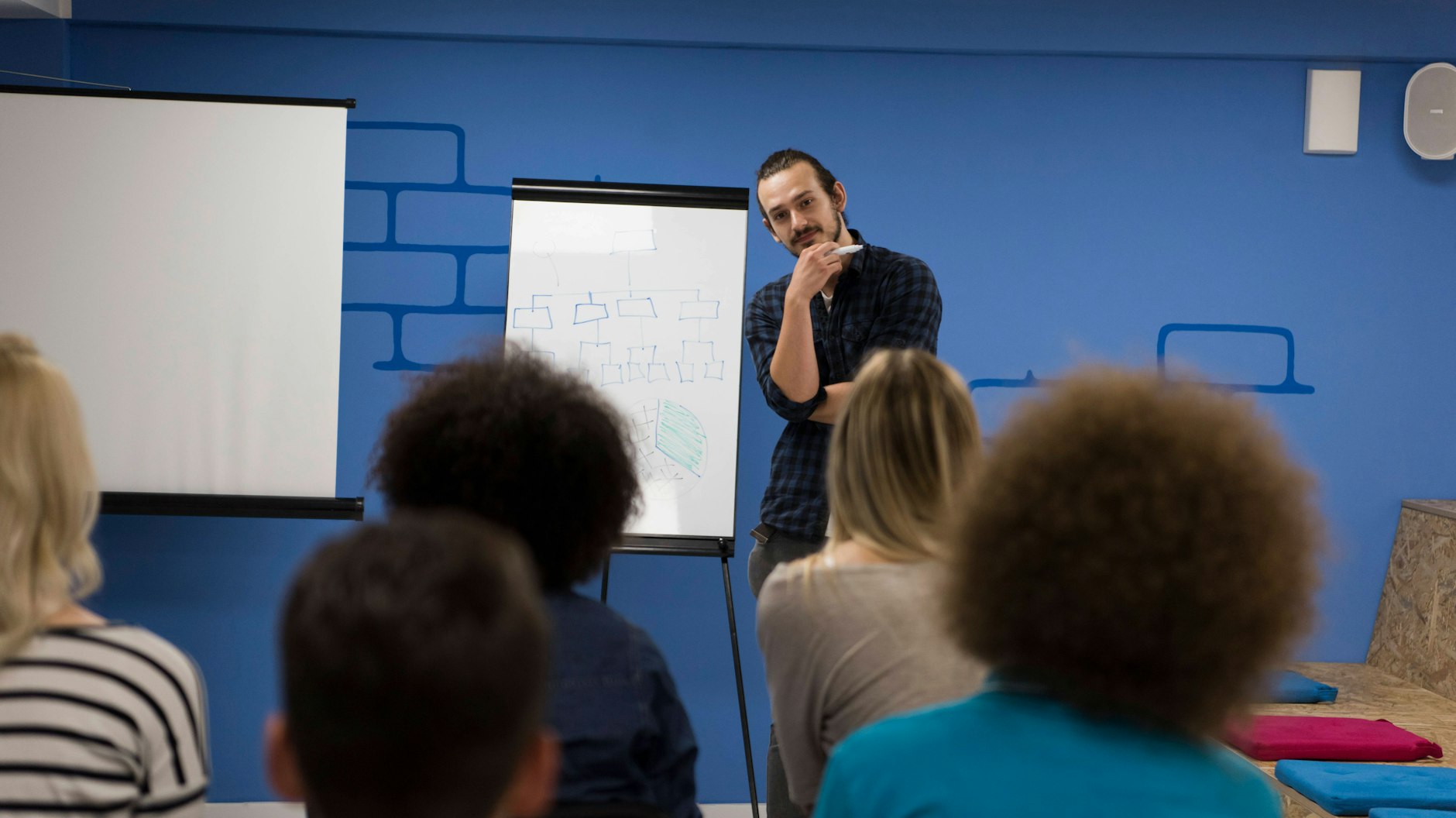 Zeit für Reflektion und Austausch: Junge Lehrerinnen und Lehrer bei einer Fortbildung