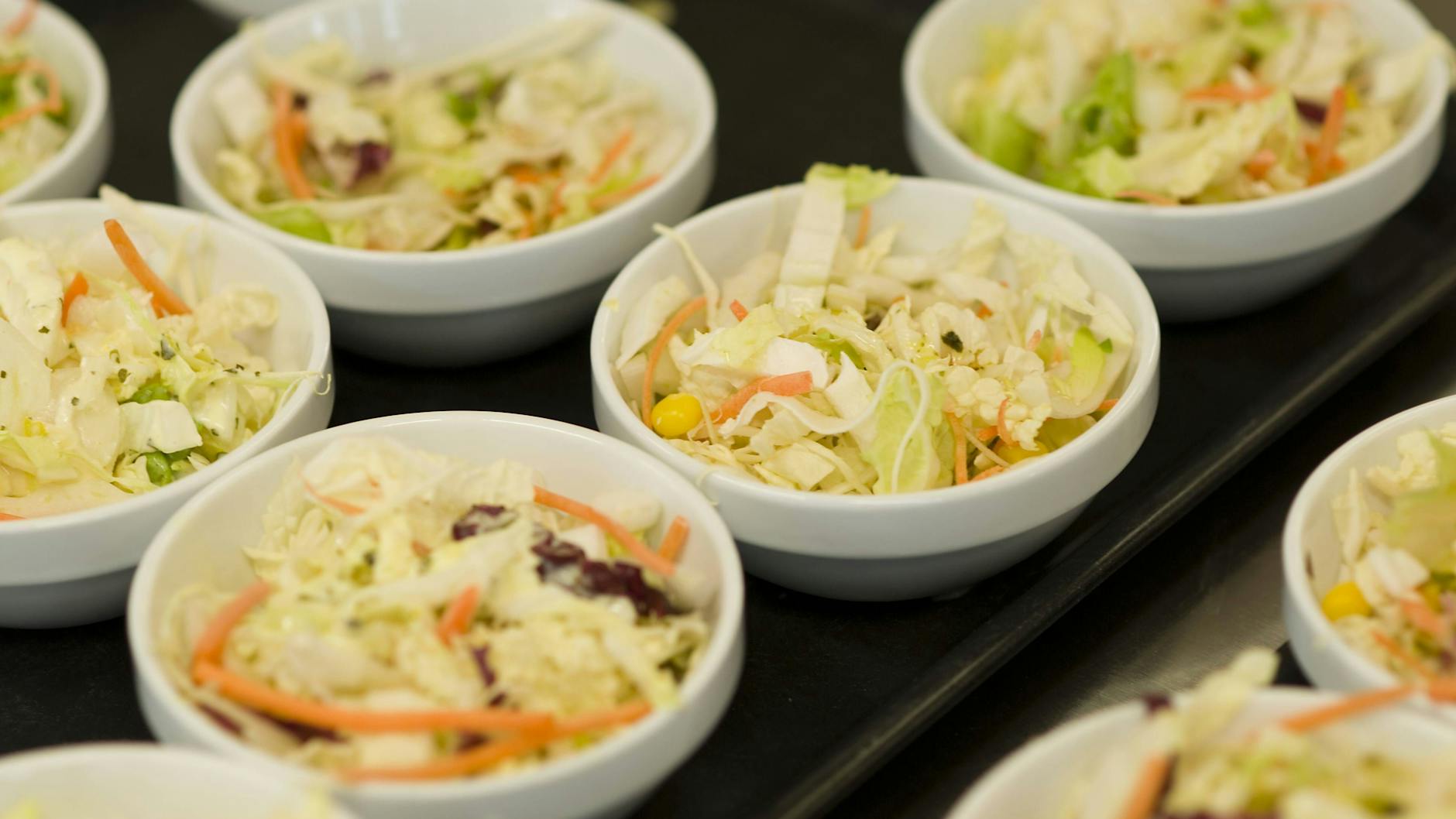 Auch Kantinen dürfen nicht mehr öffnen, Essen zum Mitnehmen aber ausgeben. 