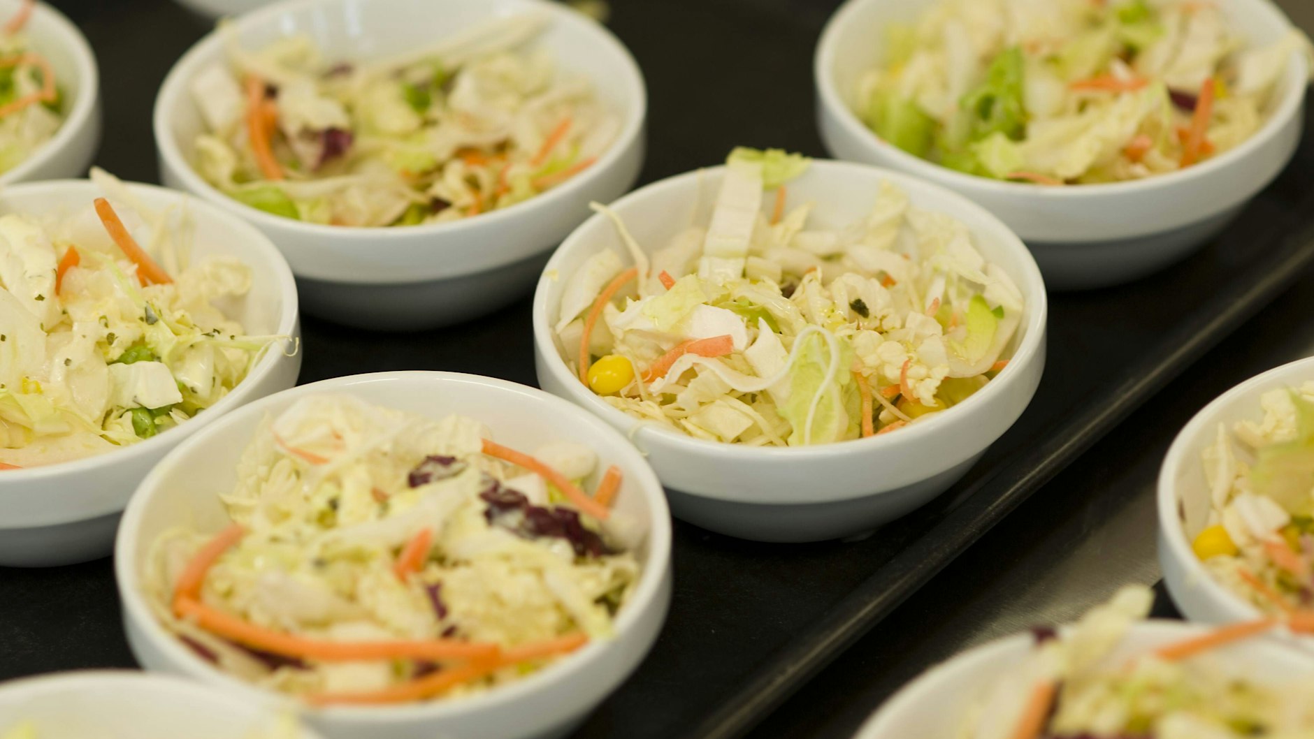 Auch Kantinen dürfen nicht mehr öffnen, Essen zum Mitnehmen aber ausgeben.&nbsp;