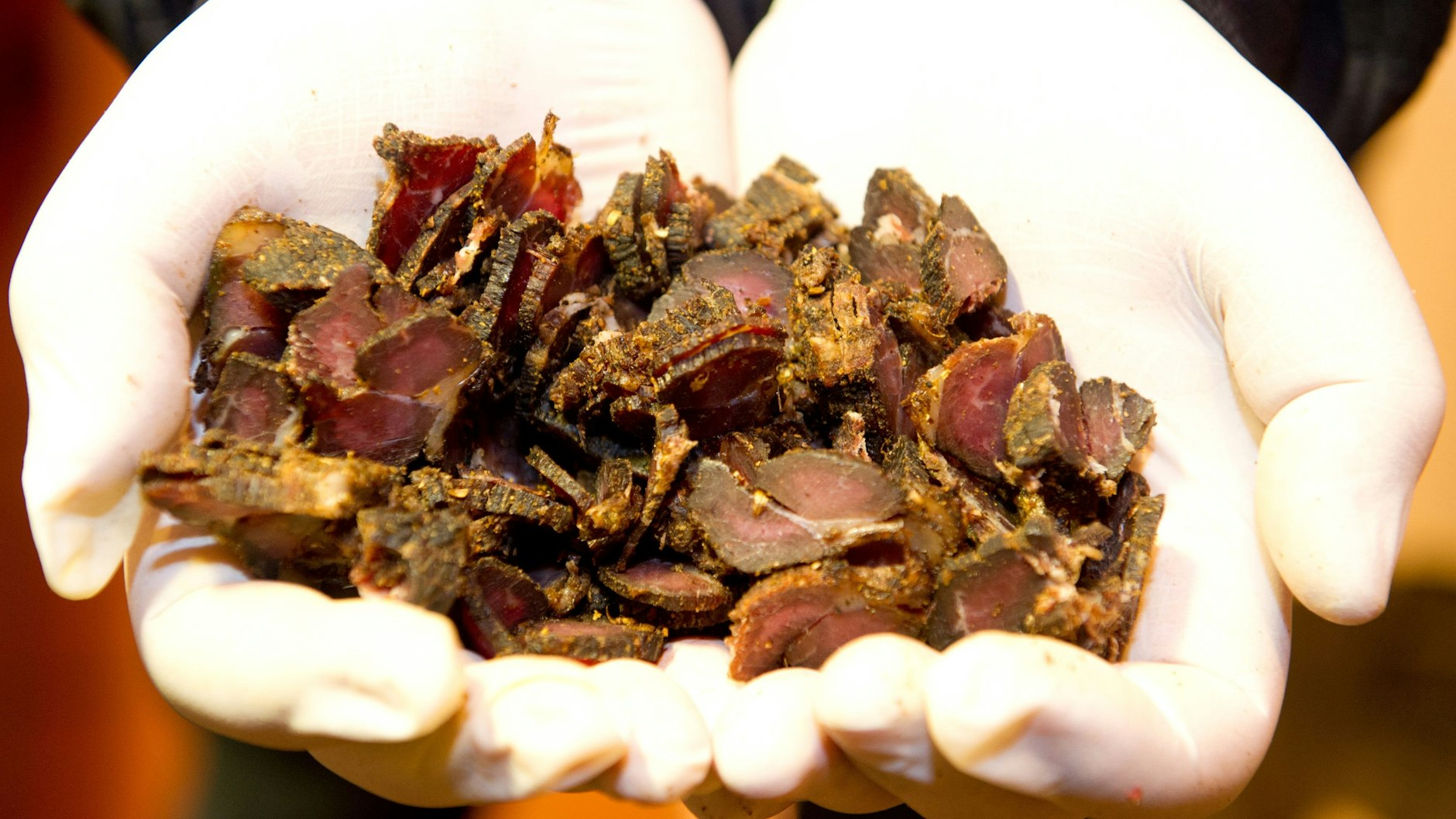 Dean Yon hält sein selbst hergestelltes Biltong aus Rindfleisch in seinen Händen. 