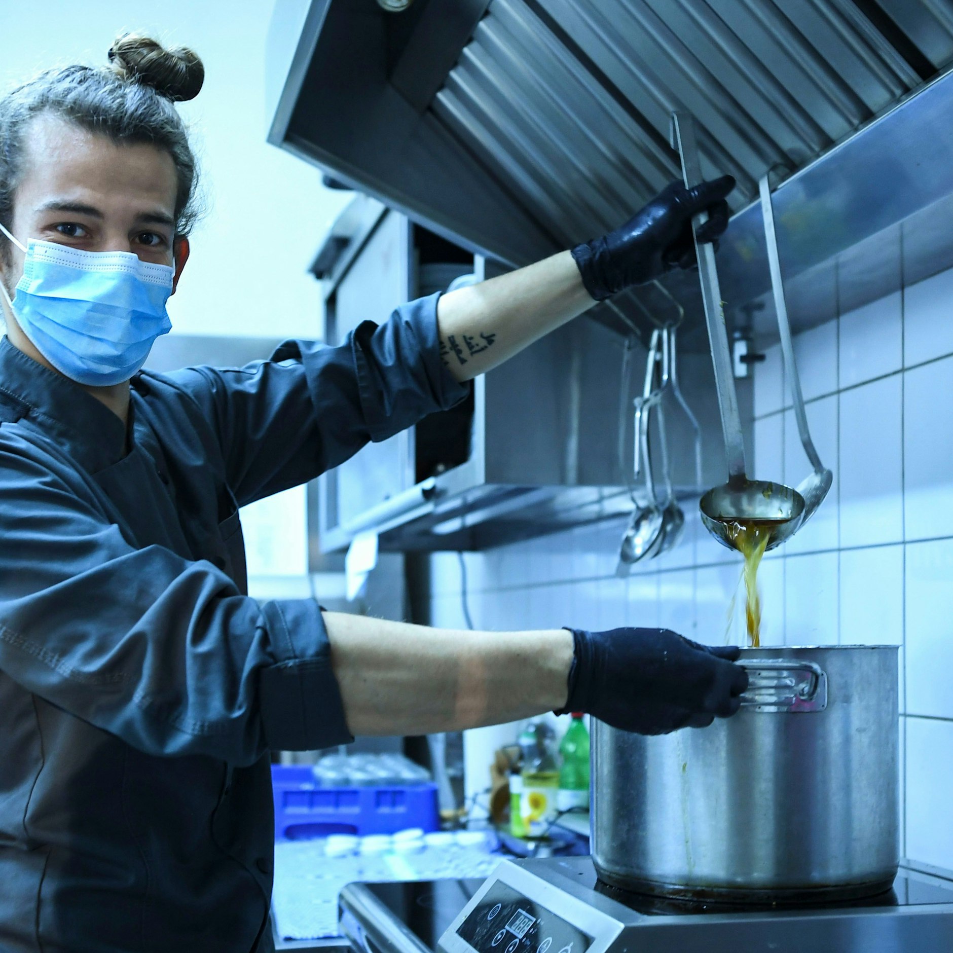 Nico (28) ist Musiker und zugleich zweiter Küchenchef. Das Blumencafé ist wie ein Zuhause. Aus den letzten Orangen kocht er Marmelade.&nbsp;&nbsp;