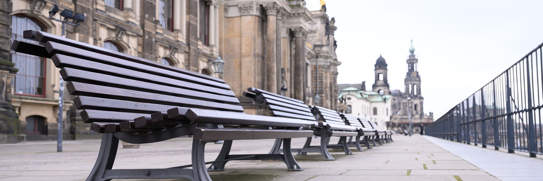 Leere Bänke in Dresden. Die Corona-Zahlen in der sächsischen Hauptstadt sind hoch.&nbsp;