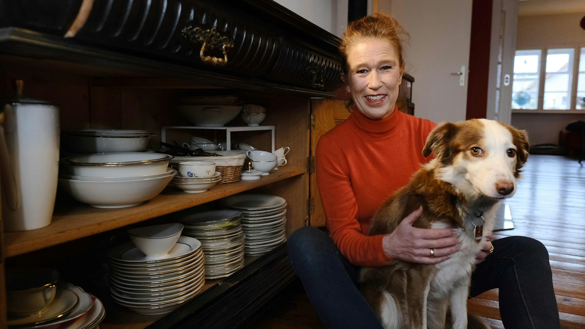 Vorbildlich: Vera Jansen-Cornette mit ihrem Hund Rocky vor ihrer Geschirrkommode, in der alles seinen Platz hat.&nbsp;