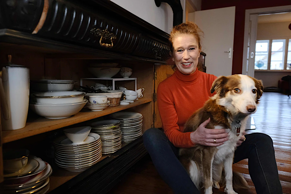 Vorbildlich: Vera Jansen-Cornette mit ihrem Hund Rocky vor ihrer Geschirrkommode, in der alles seinen Platz hat.&nbsp;