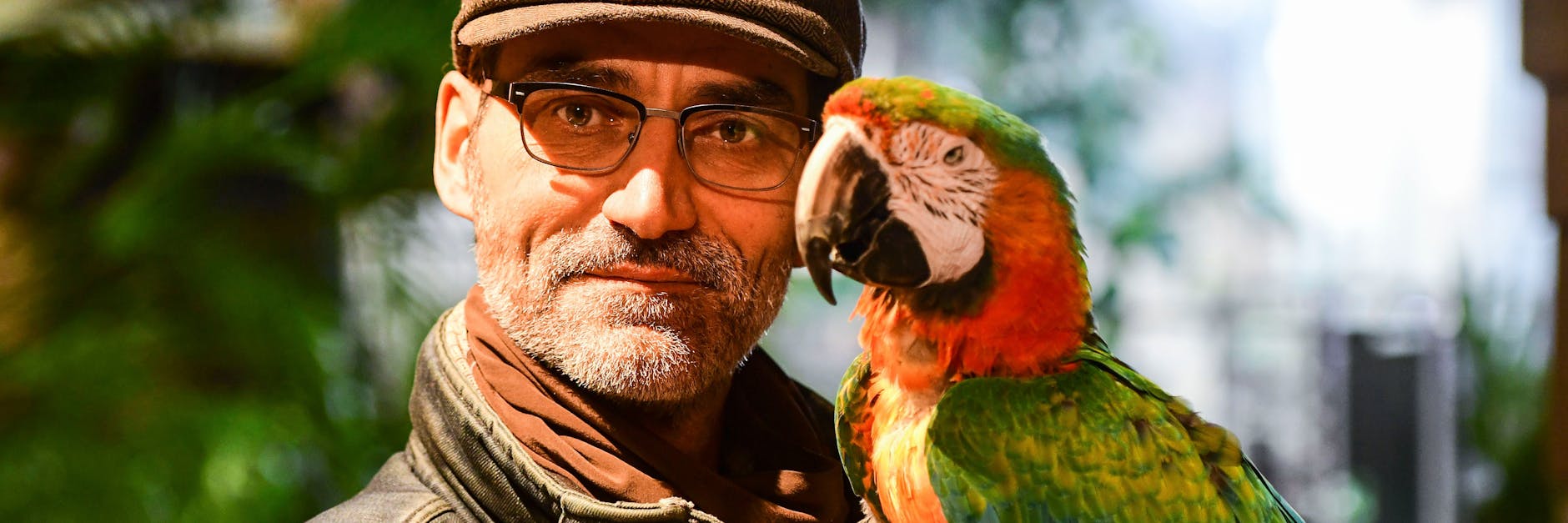 Die Chefs: Michael Schaarschmidt (49) und einer der Papageienbrüder. 