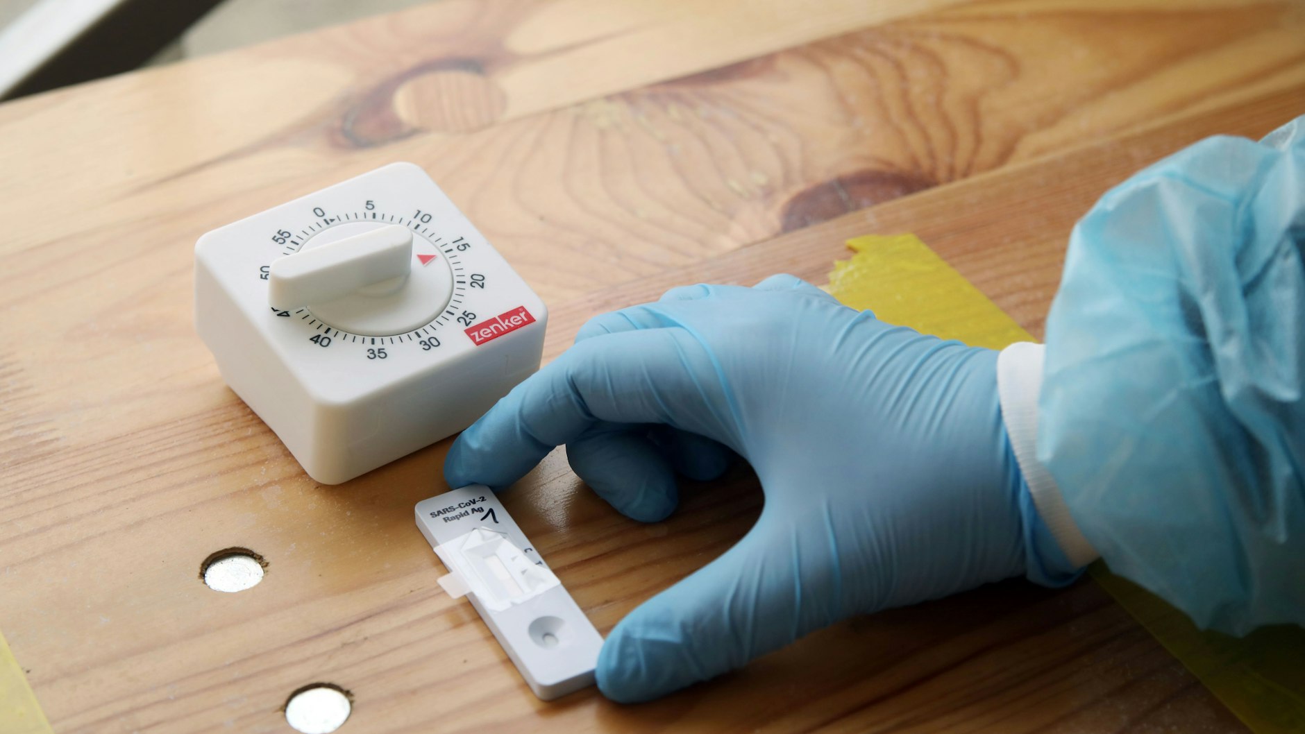 Ein Corona-Schnelltest, der im Zentrum im Strandbad Weißensee verwendet wird. In etwa 15 Minuten&nbsp; soll bei diesem Produkt das Ergebnis vorliegen.