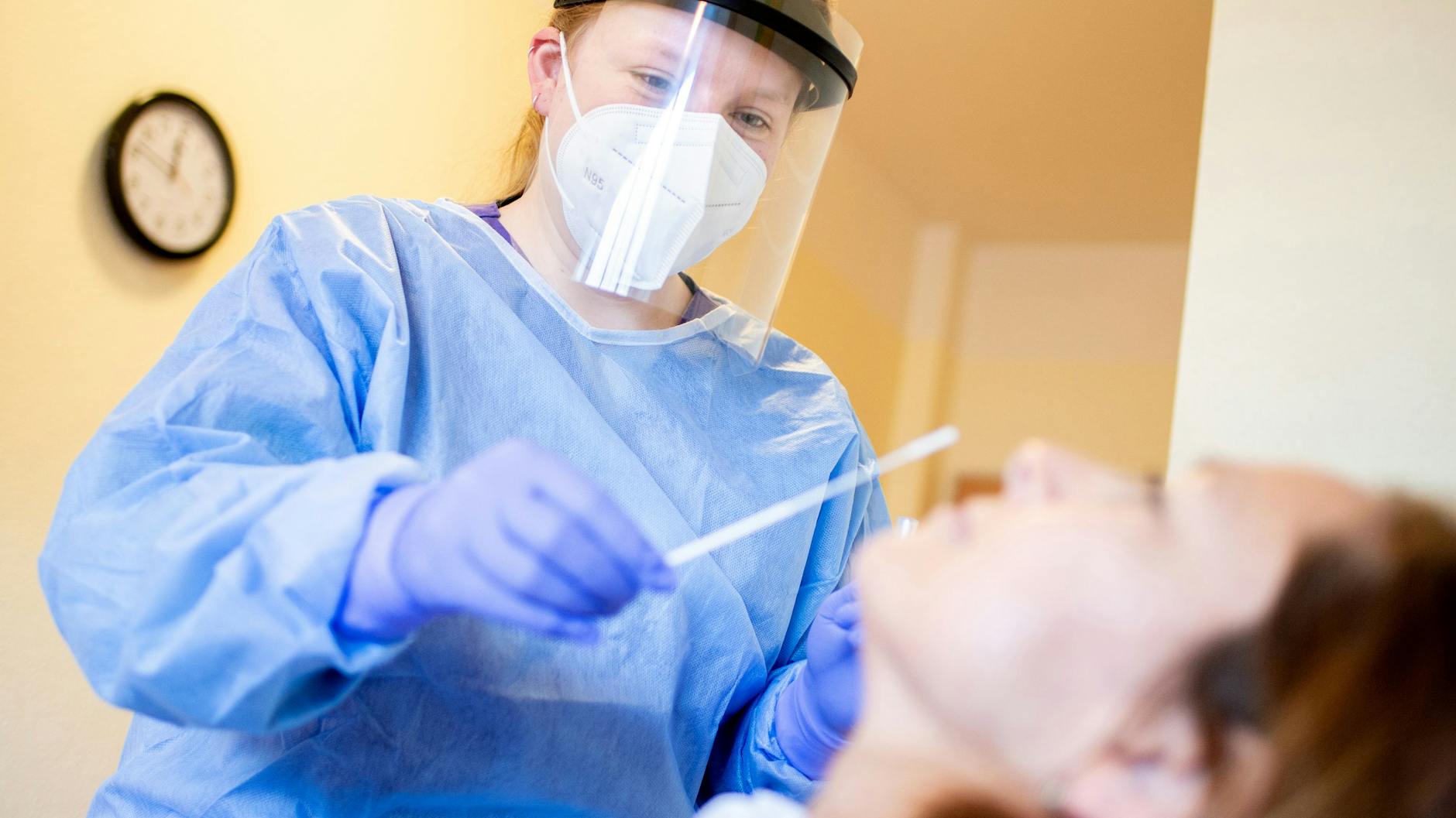 Ein Schnelltest wird durchgeführt. Den Abstrich im Nasen- und Rachenraum darf nur von geschulten medizinischen Personal durchgeführt werden.