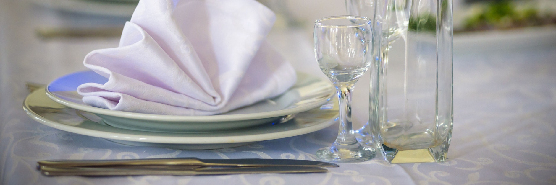 Ein Gedeck auf einem Tisch (Symbolfoto).