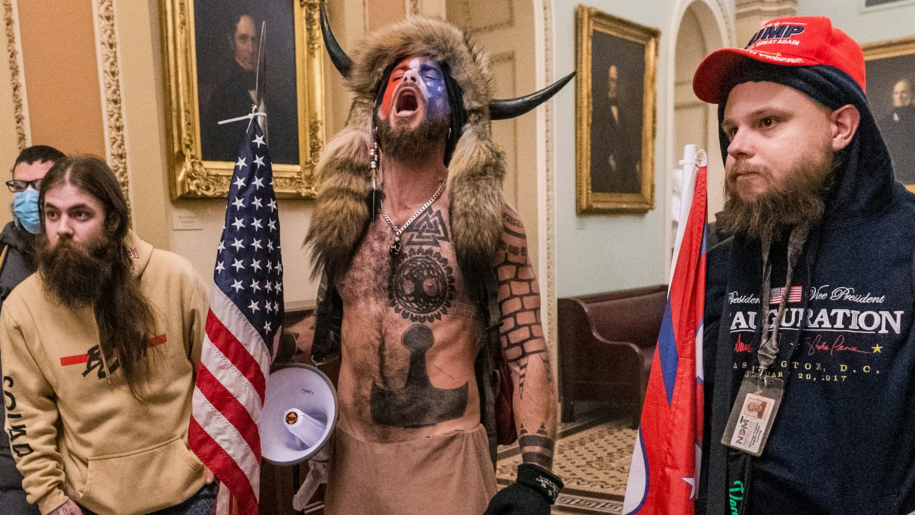 Angeschlagen: Die Tage des Patriarchats, auch für diese rechten Verschwörungstheoretiker, sind gezählt.