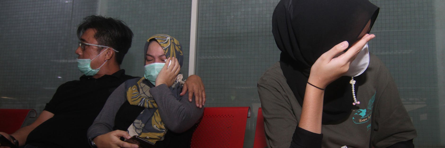 Verzweifelte Angehörige am Flughafen. 