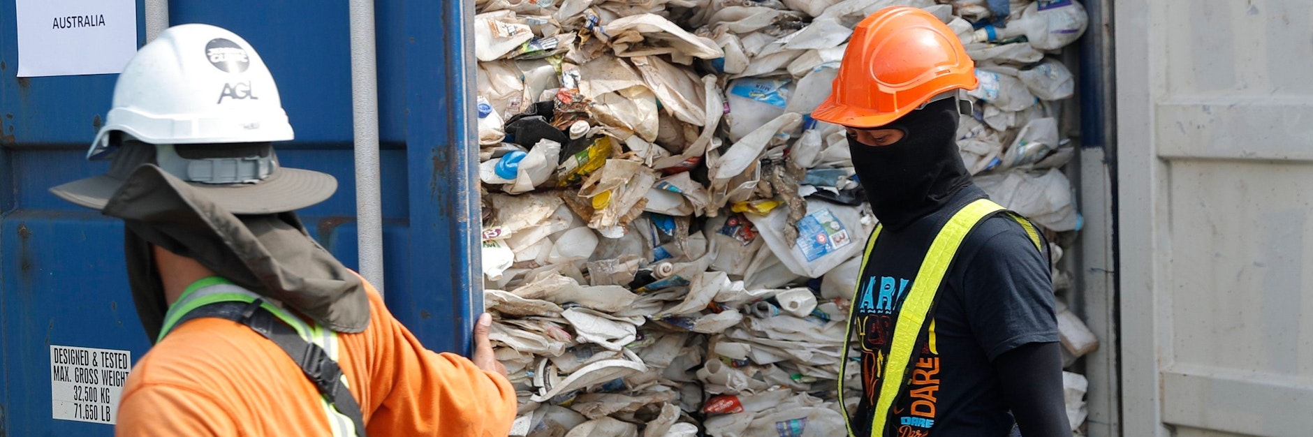 Arbeiter öffnen einen Container voller nicht recycelbarer Kunststoffe, der von den Behörden im Hafen in Klang, bei Kuala Lumpur, festgesetzt wurde.
