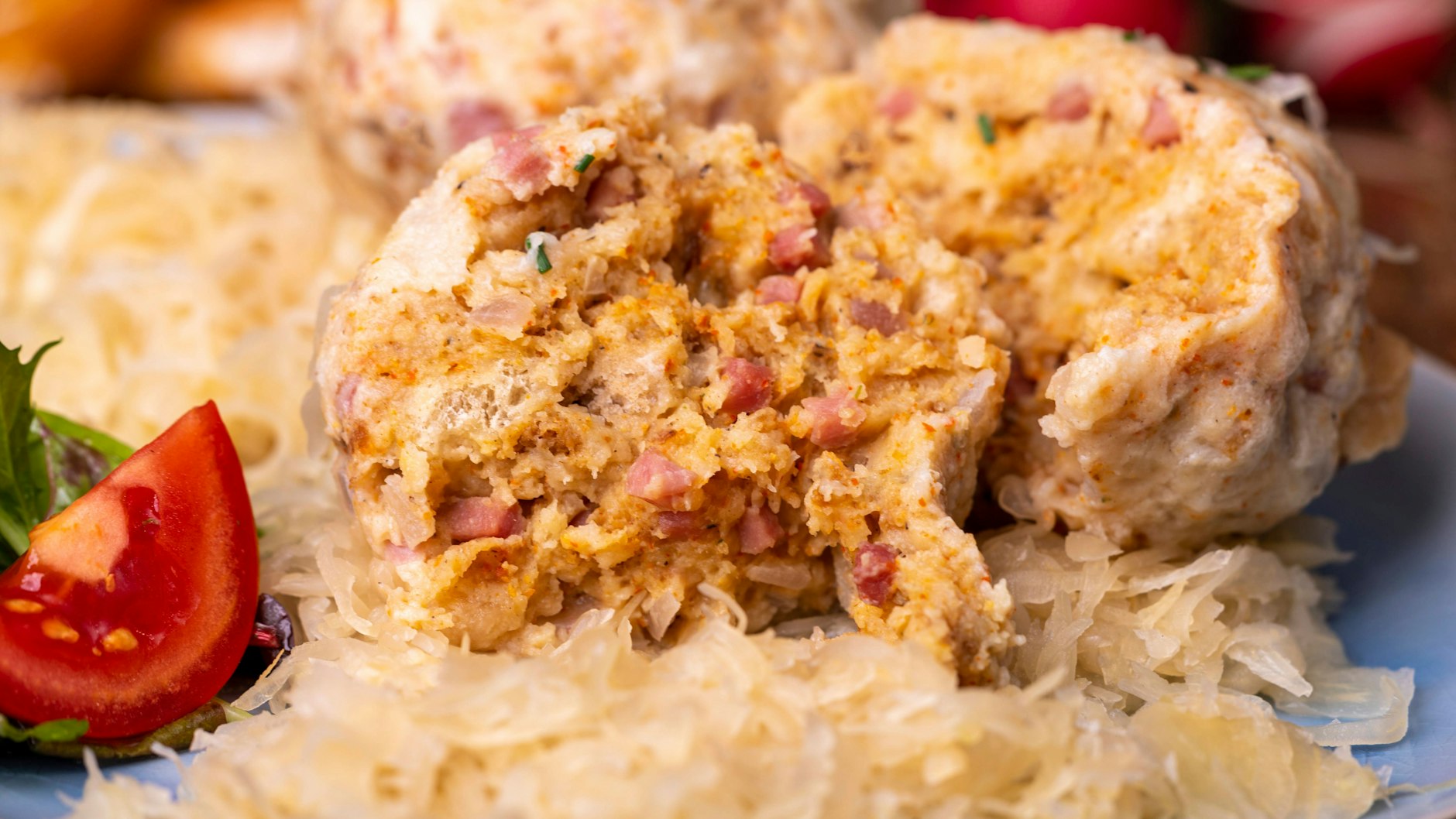 Speckknödel mit Sauerkraut.