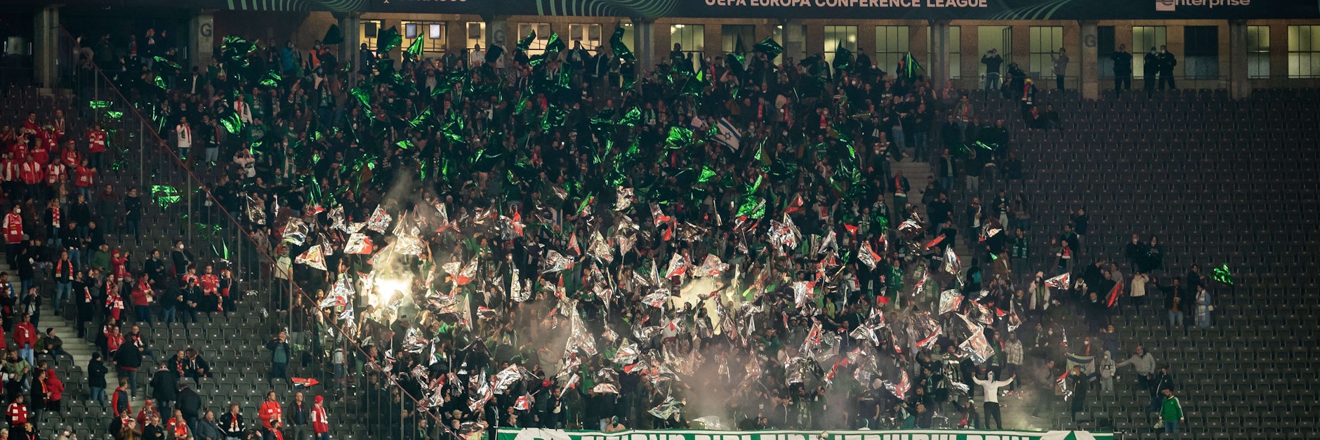 Feierende Anhänger von Maccabi Haifa im Olympiastadion.