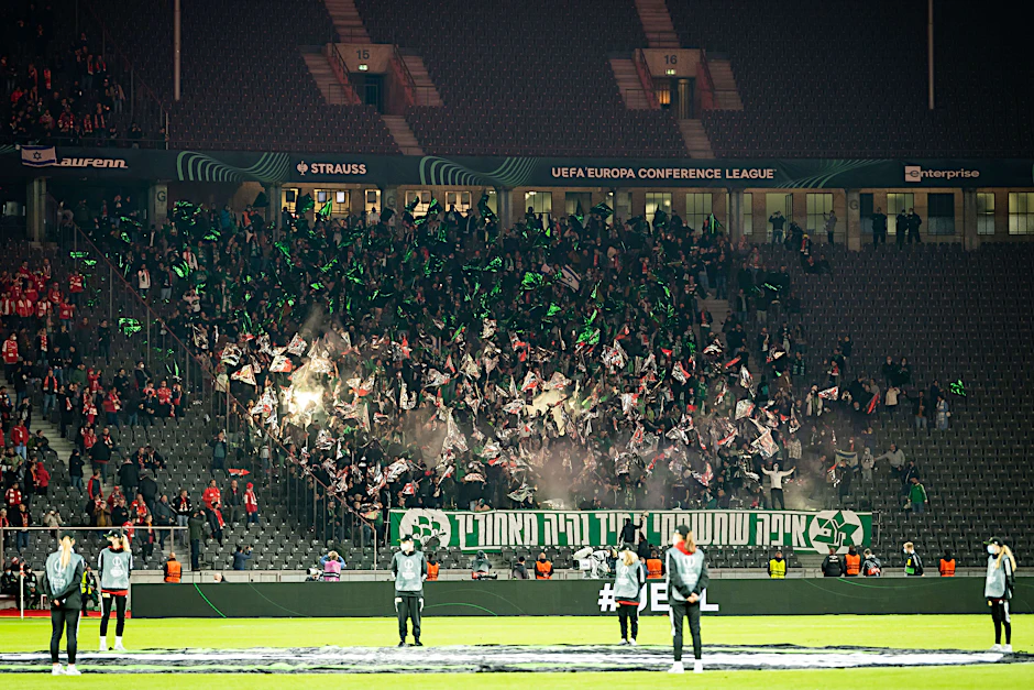 Feierende Anhänger von Maccabi Haifa im Olympiastadion.