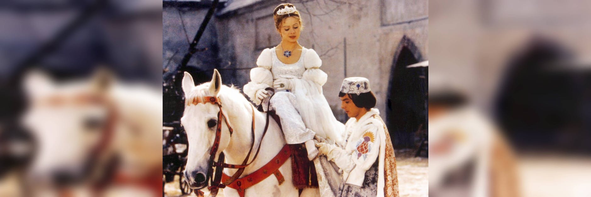 Der Prinz (Pavel Travnicek) passt Aschenbrödel (Libuse Safrankova) im Film "Drei Haselnüsse für Aschenbrödel" den verlorenen Schuh an.