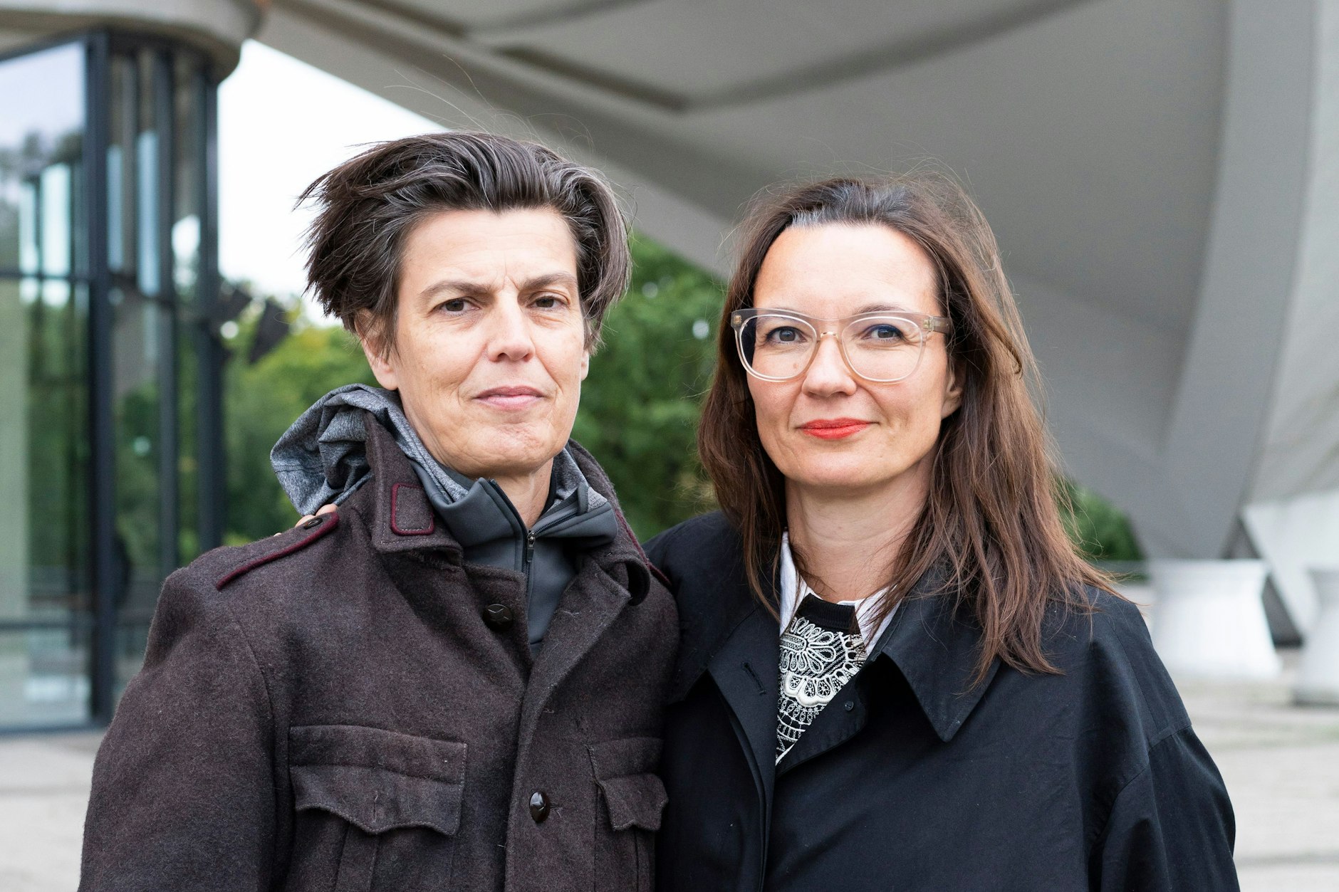 Carolin Emcke und Manuela Bojadžijev auf der Dachterasse des HKW Berlin