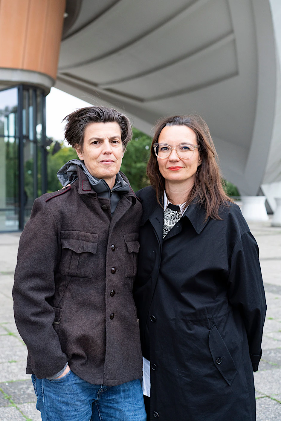 Carolin Emcke und Manuela Bojadžijev auf der Dachterasse des HKW Berlin