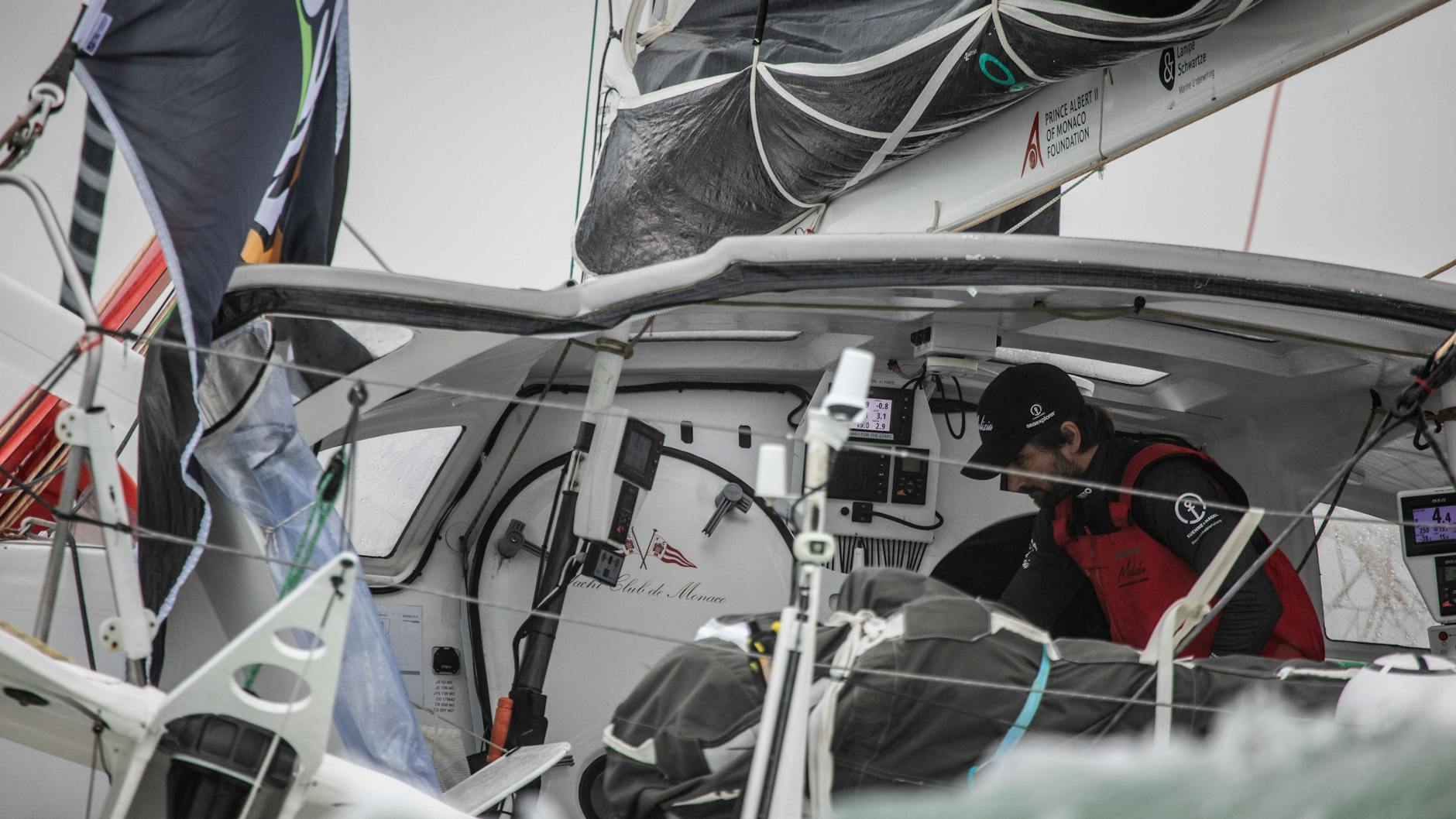 Boris Herrmann startete seine Wahnsinnsfahrt an der französischen Atlantikküste. Weiter ging es an der westafrikanischen Küste vorbei zum Kap der Guten Hoffnung, dann in Richtung Australien und Südpolarmeer. Vom Kap Hoorn führte die Route zurück nach Frankreich.