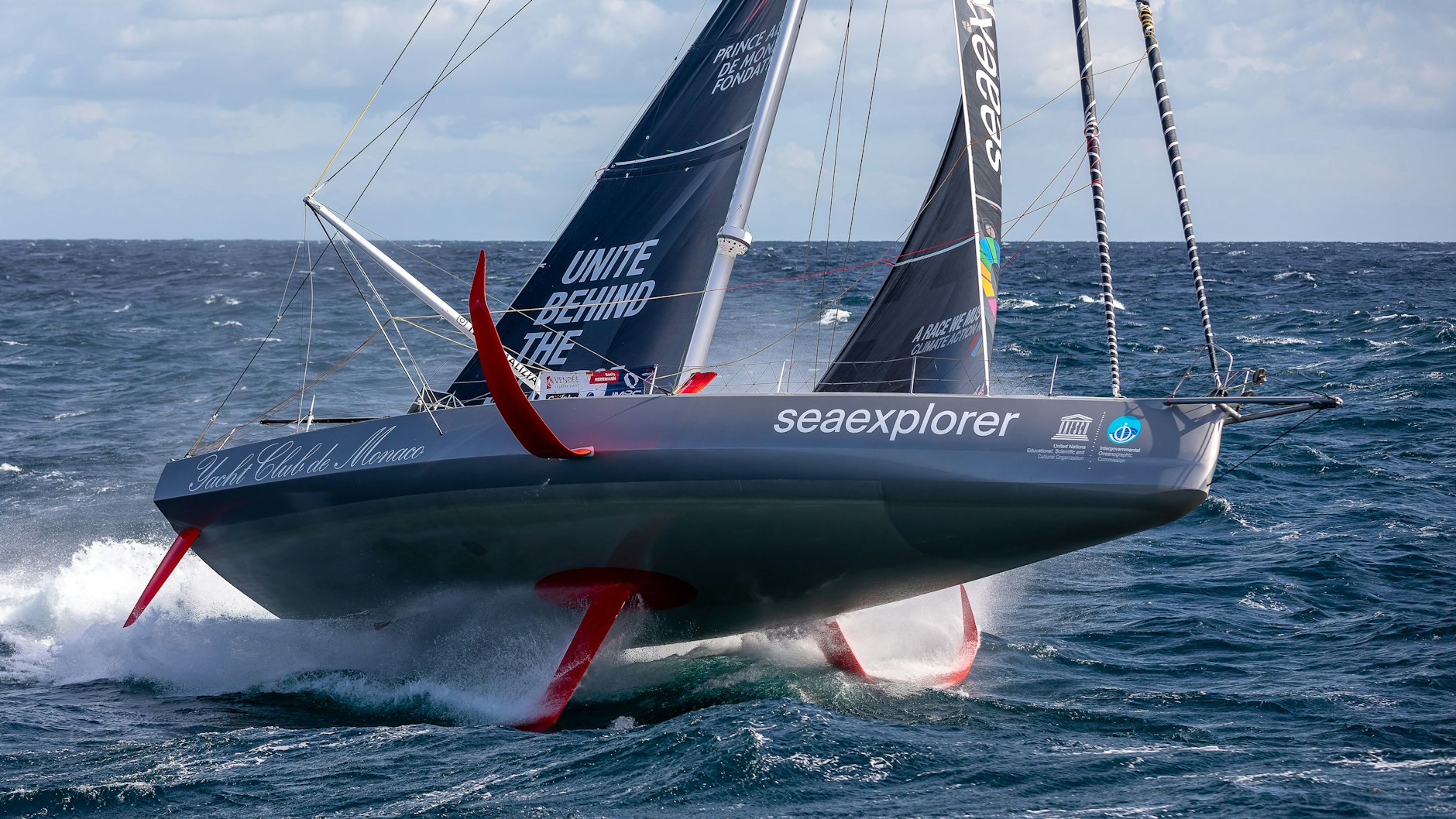 Die „Seaexplorer“ jagt mit einer Spitzengeschwindigleit von bis zu 50 Stundenkilometern über das Meer. Mit dem Boot umsegelte Boris Herrmann in 80 Tagen die Weltmeere.