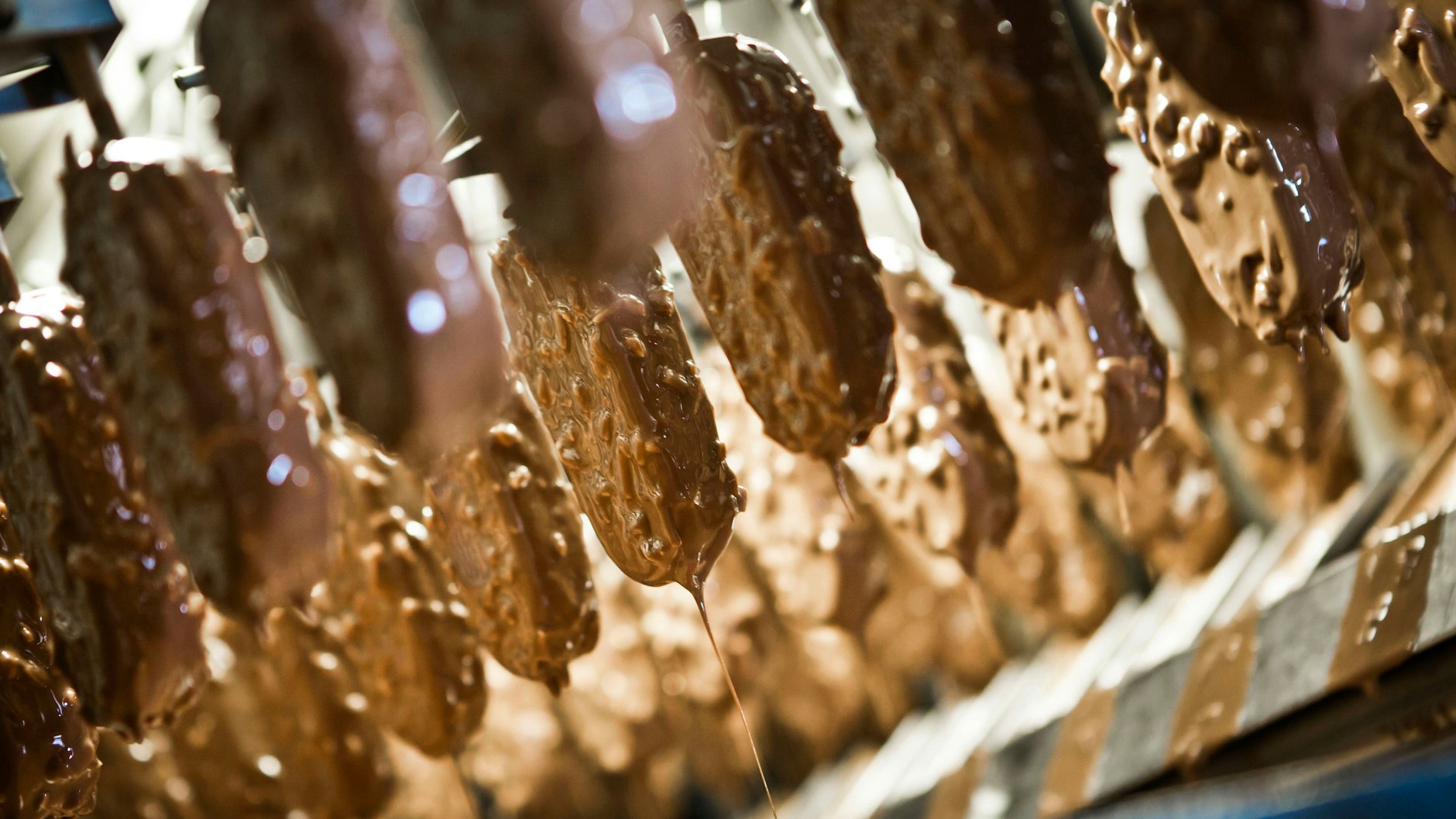 Bei der Herstellung von Schokoladenriegeln läuft nach Ansicht eines Leipziger Start-ups so einiges schief (Symbolbild).