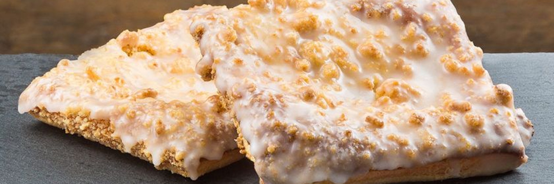 Der ostdeutsche Klassiker: Prasselkuchen aus Blätterteig mit Streuseln und Zuckerguss.