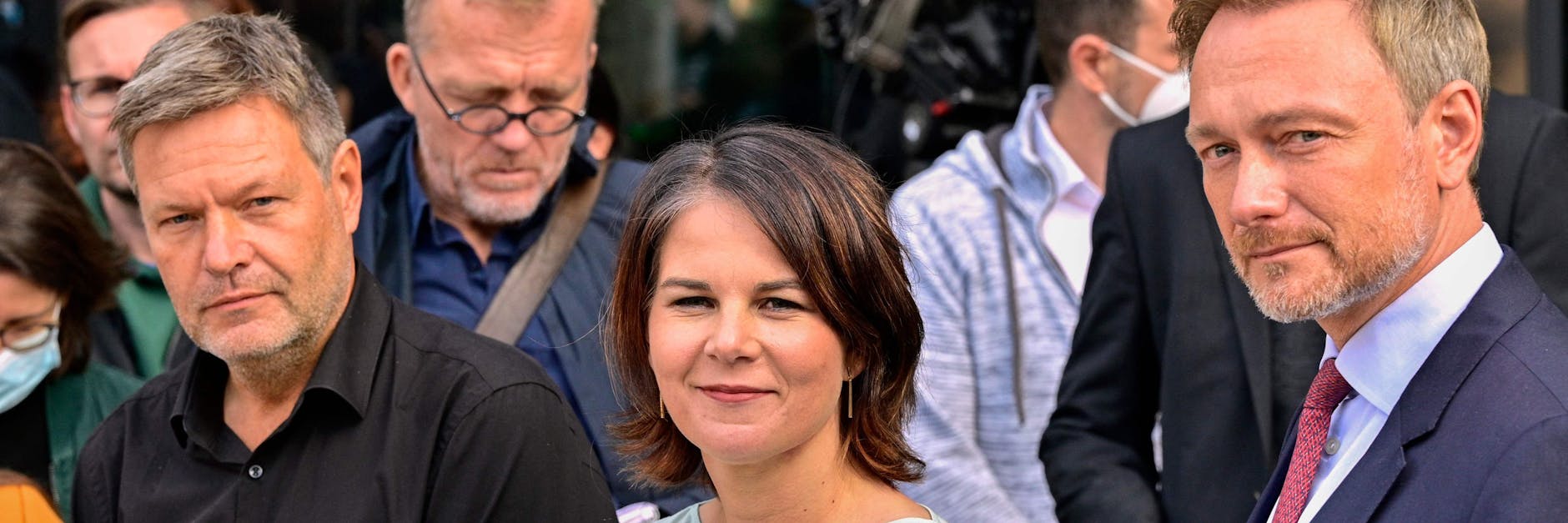 Das Grünen-Chefduo Robert Habeck (l.) und Annalena Baerbock berieten gut zwei Stunden lang mit Christian Lindner (FDP).