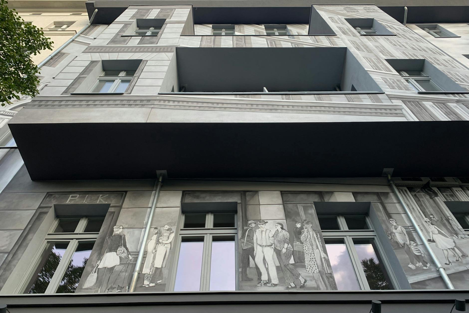 „Wieso, weshalb, warum?“ möchte man schreien beim Anblick dieser Fassade in Prenzlauer Berg.